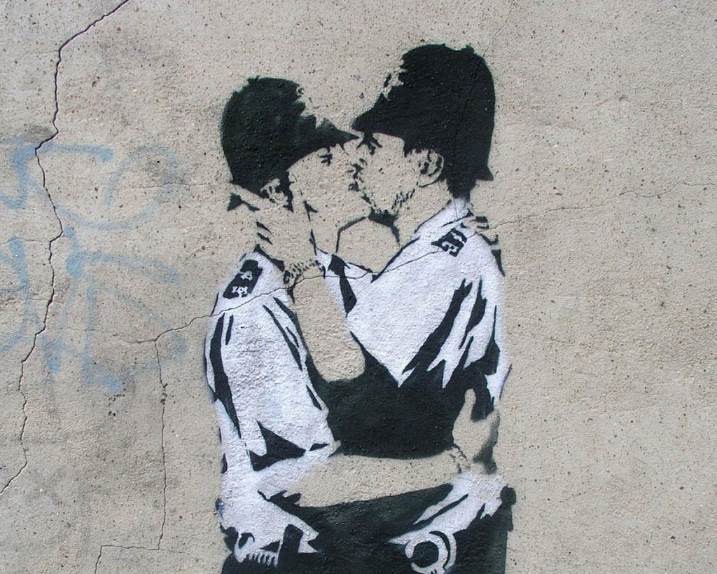 28-kissing-coppers-banksy