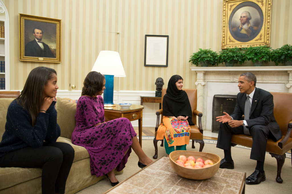 President Barack Obama, first lady Michelle Obama, and their daughter, Malia, meet with Malala Yousafzai in the Oval Office. (Official White House Photo by Pete Souza) 