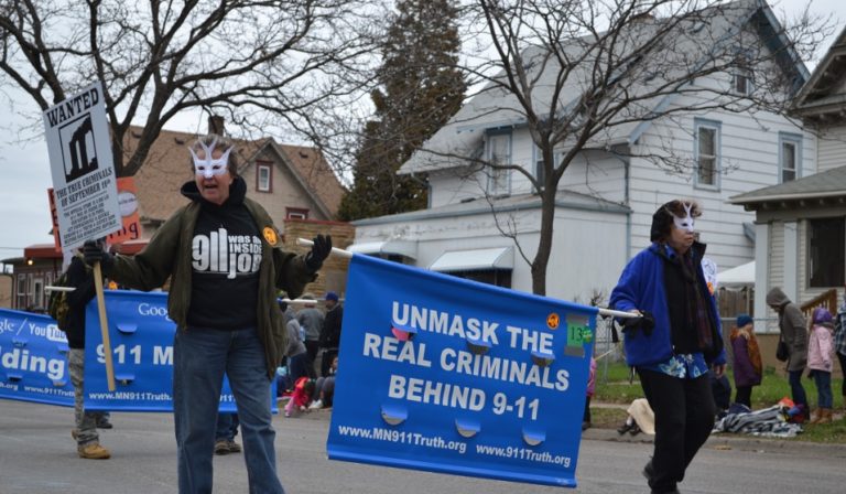 Conspiracy theorists harass grieving Sandy Hook mother (VIDEO)