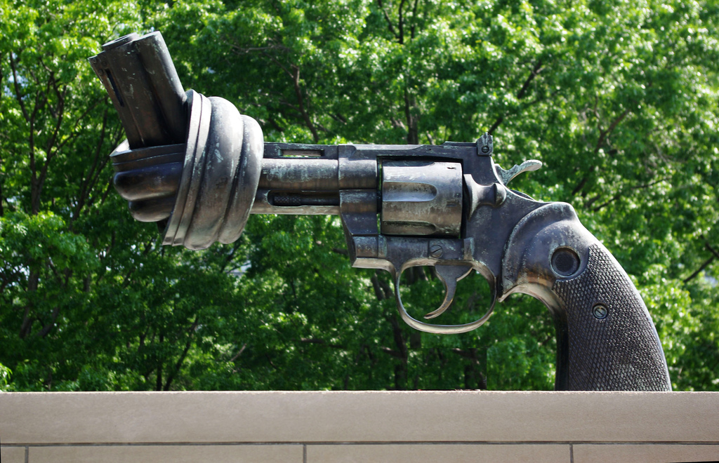 Take gun. Non-violence (Sculpture). Knotted Gun Sculpture un. Gunner's Knot. Gun [uk, 60's].